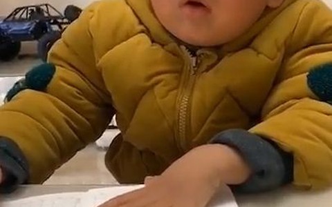 Cậu bé vừa học vừa ngủ gật sau chuỗi ngày nghỉ Tết