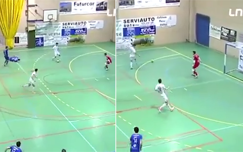 Cầu thủ fairplay phá bóng ra ngoài dù có cơ hội ghi bàn