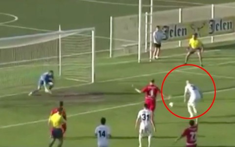 Cầu thủ đá hỏng penalty vì động tác giả vụng về