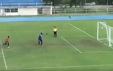Thủ môn hối không kịp khi vội vã ăn mừng