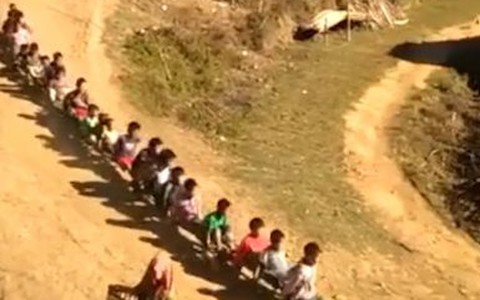 'Đoàn tàu lửa' tự chế của trẻ em vùng cao