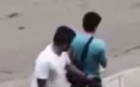 Tên trộm móc túi trả lại ví, vái lạy vì thấy camera
