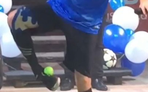 Nghệ sĩ đường phố bịt mắt làm xiếc với quả bóng tennis