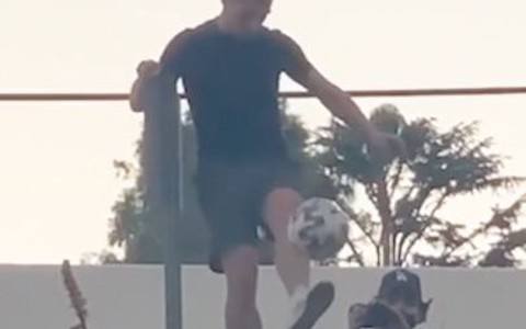 Đám đông hò reo trước cú sút bóng ngẫu hứng của nam thanh niên