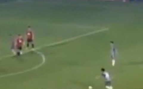 Màn phối hợp đá phạt theo phong cách 'ngã sấp mặt' của CLB MuangThong United