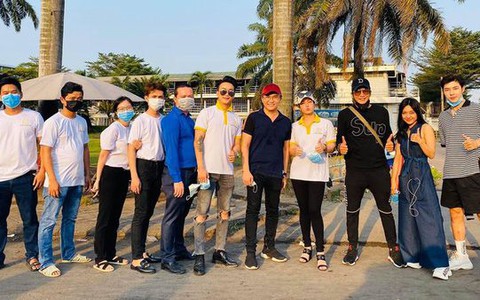 Giữa 'siêu bão' COVID-19, nhiều nghệ sĩ chung tay cùng cộng đồng