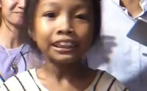 Bé gái beatbox cho chị hát 'Senorita'