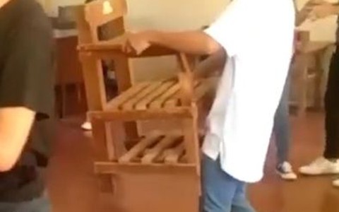 Thiếu bạn nhảy đôi, chàng trai khiêu vũ với ghế