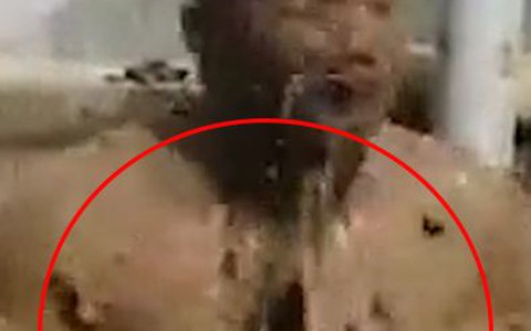 Thanh niên Ấn Độ tắm trong phân bò để 'trị' virus Corona