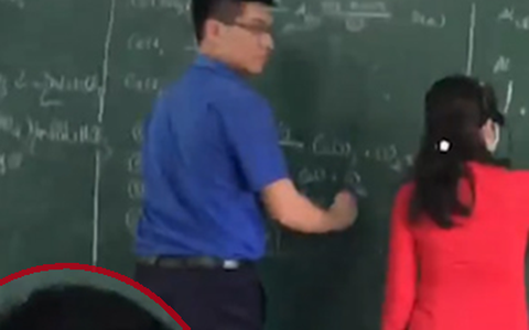Những pha nhắc bài hài hước bằng điện thoại di động