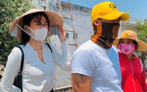 Quyên góp được 11 tỉ cho người dân miền Tây chống hạn mặn, Thủy Tiên ăn mì gói ngon lành vầy đây!