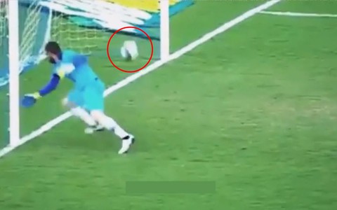Thủ môn không biết bóng ở đâu nhưng vẫn 'ăn may' cản được quả penalty
