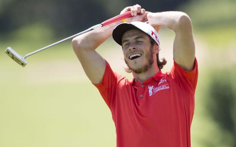 Đánh golf vào lõi cuộn giấy vệ sinh, Gareth Bale thách đấu... Tiger Woods