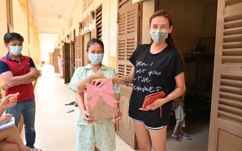 Ngay trong khu cách ly, ngày cuối, Siêu mẫu Võ Hoàng Yến hào hứng quyên góp được 61 triệu đồng hỗ trợ chống Covid-19
