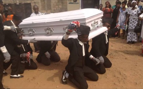 Vũ điệu khiêng hòm truyền thống của người Ghana