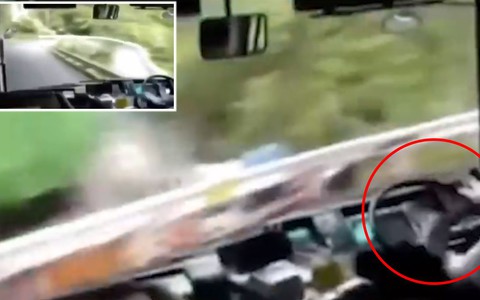 Tài xế lái xe qua đèo như chơi tàu lượn siêu tốc cảm giác mạnh