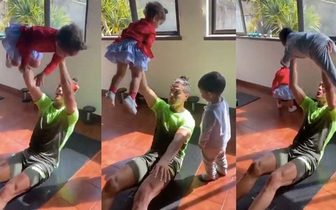 Ronaldo vừa gập bụng vừa một tay nâng con gái