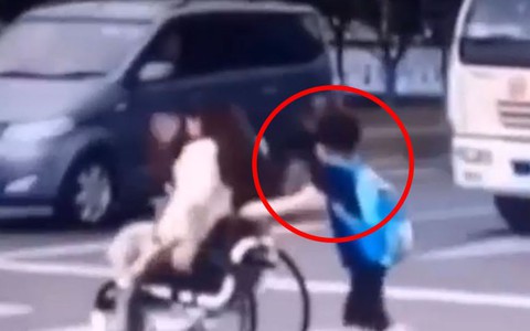 Những nghĩa cử cao đẹp vô tình được ghi lại trong cuộc sống đời thường
