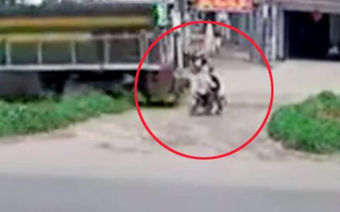 Cô gái chắp tay vái lạy thanh niên chạy xe máy định cắt mặt tàu hỏa