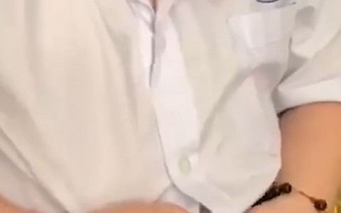 Ngày đầu đi học lại, bé trai mặc không vừa đồng phục vì ở nhà tránh dịch tăng cân