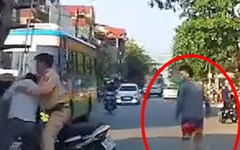 Thanh niên bỏ bạn chạy trối chết khi 'thông chốt' CSGT bất thành