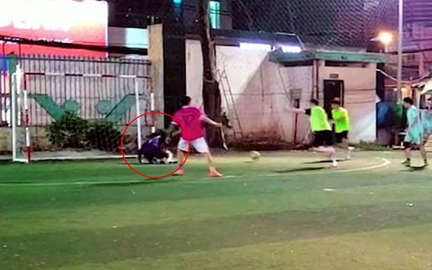 Thủ môn 'ao làng' cản phá xuất thần 3 cú sút liên tiếp ở cự ly gần
