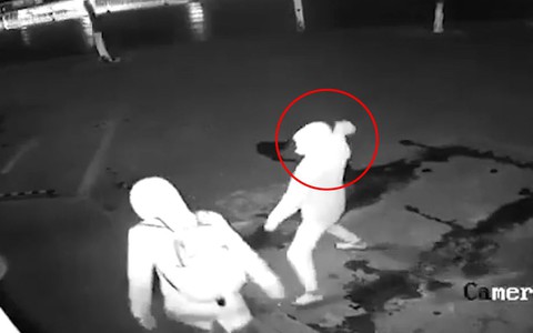 Tên trộm ngất xỉu vì đồng đội ngốc nghếch ném gạnh trúng đầu