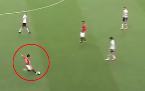 Cầu thủ tạt bóng bừa vô tình thành siêu phẩm