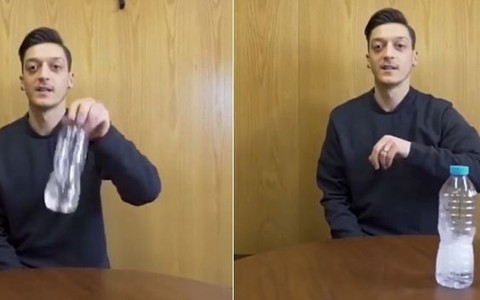 Mesut Ozil trổ tài lật chai nước