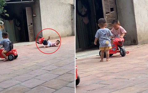Đang chơi thấy bạn té, bé trai liền chạy tới đỡ xe giúp bạn