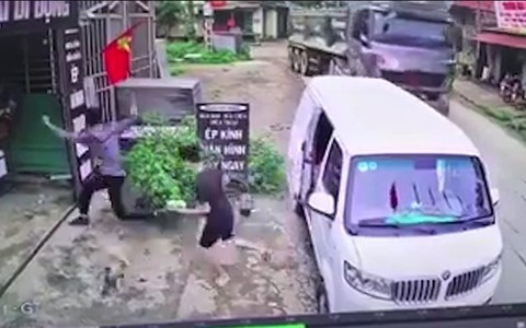 3 thanh niên chạy khỏi ôtô khi 'hung thần xa lộ' drift trước mặt
