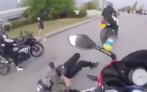Chàng trai chạy môtô 'đánh rơi' bạn gái