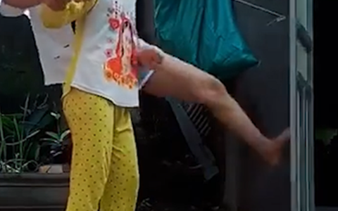 'Cười ngoác miệng' với màn nhổ răng bá đạo của hai chị em