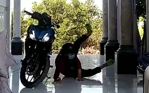 Chết cười với thanh niên sửa xe máy, lao gọn winner xuống vườn