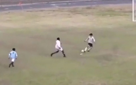 Sau cú trượt chân nghiệt ngã của hậu vệ, thủ môn trở thành tội đồ
