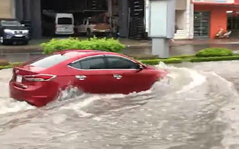 Tài xế ôtô nhận 'trái đắng' vì liều lĩnh đi vào đường ngập