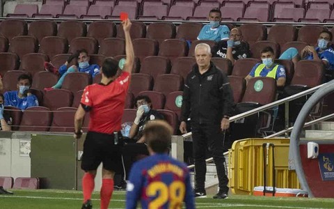 Giả tiếng còi trọng tài, HLV nổi tiếng ở La Liga lãnh thẻ đỏ trực tiếp