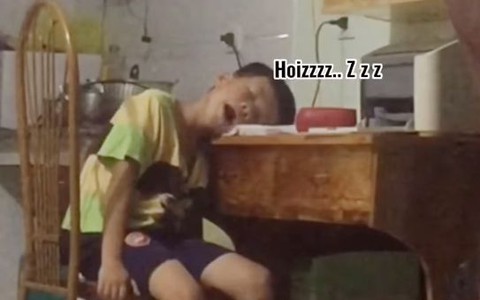 Cười xỉu với cậu bé ngồi học bài 'đánh vật' với cơn buồn ngủ