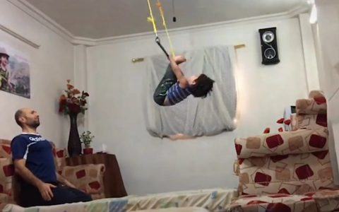 'Thần đồng' Arat Hosseini gây sốt với màn tập thể dục dụng cụ