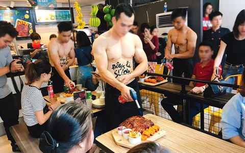 Cái kết của loạt quán ăn, cửa hàng dùng trai xinh gái đẹp "thiếu vải" để PR
