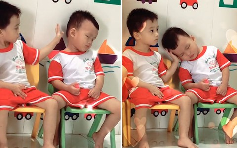 Đáng yêu với hình ảnh cậu bé cho bạn dựa đầu vào tay mình để ngủ không bị té