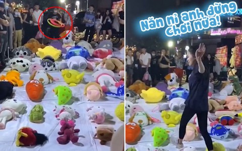 Cô gái năn nỉ chàng trai dừng chơi vì ném vòng 'bách phát bách trúng'