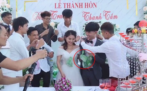 Hội bạn thân 'lầy lội' trao 'huy chương phong bì' cho cô dâu chú rể giữa tiệc cưới