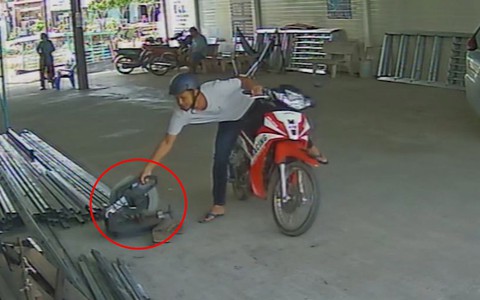 Thanh niên ngang nhiên trộm máy cắt sắt khiến nhiều người không kịp trở tay