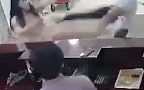 Sàm sỡ nhầm nữ võ sĩ Việt, người đàn ông Mỹ bị đánh tới tấp