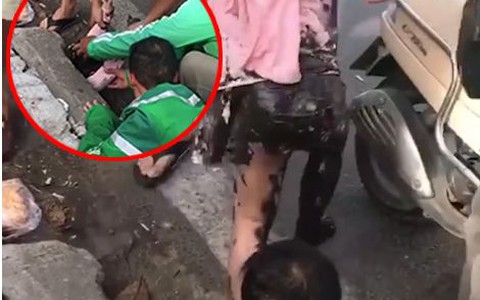 'Nghẹt thở' khoảnh khắc người dân hỗ trợ giải cứu bé gái bị ngã xuống cống