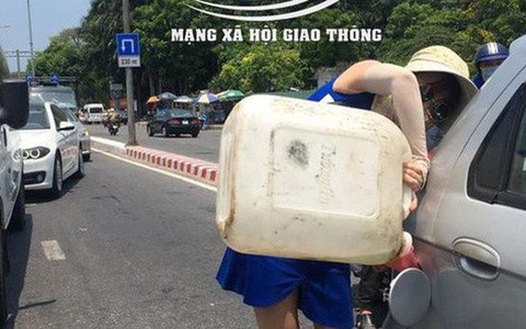 Thích thì đi, buồn thì dừng, khó ở lại... dừng tiếp, đích thị là 'đặc sản' giao thông của hội chị em!