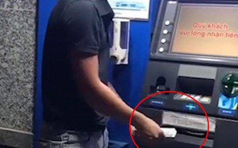'Chết cười' với thanh niên 'giỡn nhây' với cây ATM và cái kết bị nuốt mất tiền