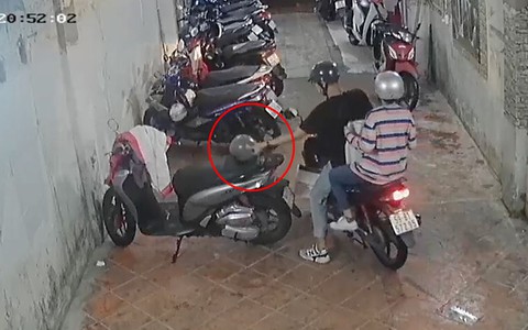 Cặp đôi 'trai xinh gái đẹp' tiện tay trộm luôn nón bảo hiểm của người khác trong bãi giữ xe
