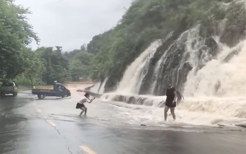Sau cơn mưa lịch sử ở Hà Giang, con đường thác nước lại xuất hiện